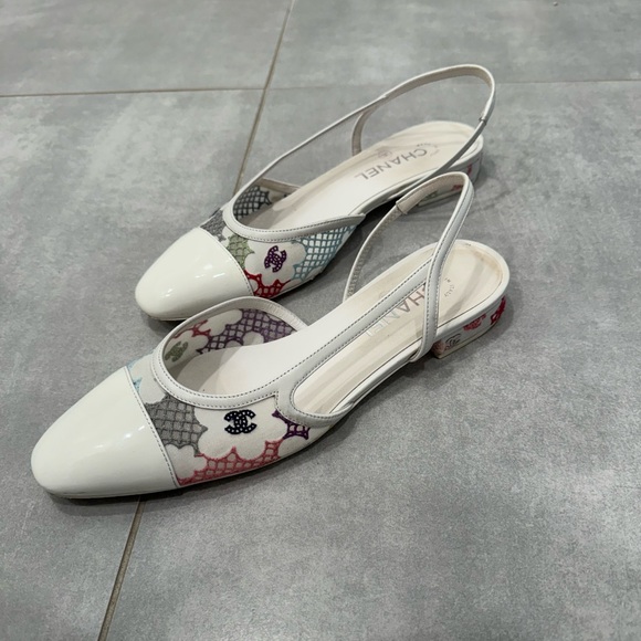 CHANEL Guipure Patent Embroidered Floral Cap Toe CC Slingback Flats - Picture 3 of 6
